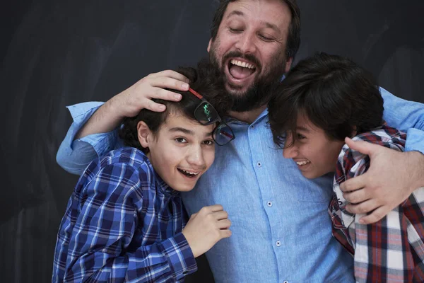 Feliz Padre Abrazando Los Hijos Inolvidables Momentos Alegría Familiar Familia —  Fotos de Stock