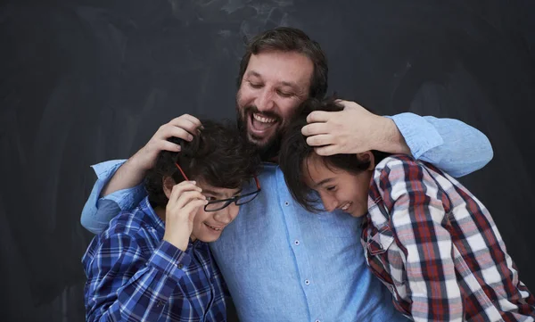 Gelukkig Vader Knuffelen Zonen Onvergetelijke Momenten Van Familie Vreugde Gemengde — Stockfoto