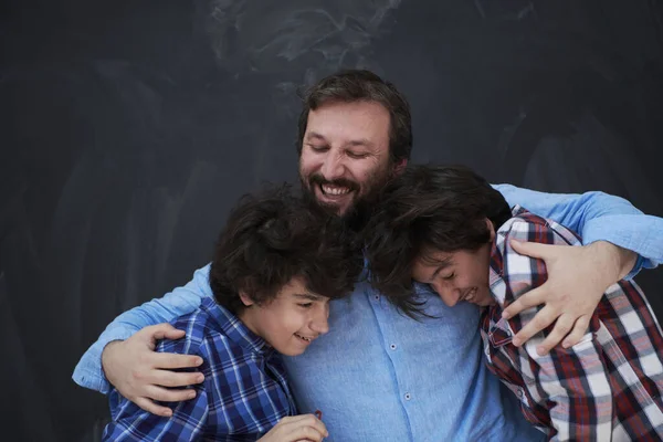 Felice Padre Abbracciare Figli Momenti Indimenticabili Gioia Familiare Razza Mista — Foto Stock