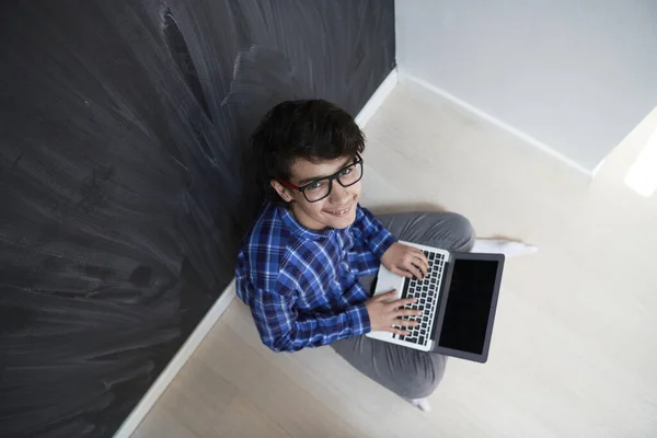 Adolescente Árabe Usando Ordenador Portátil Para Trabajar Tarea Ver Educación — Foto de Stock