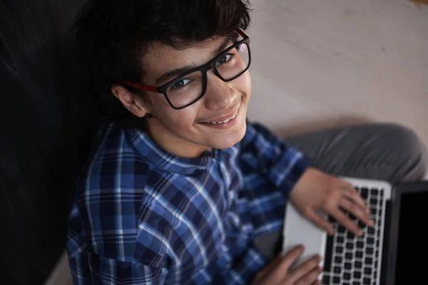 Adolescente Árabe Usando Ordenador Portátil Para Trabajar Tarea Ver Educación — Foto de Stock