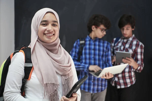 Arabisch Tieners Team Studenten Groep Werken Samen Laptop Tablet Computer — Stockfoto