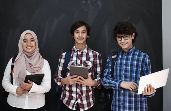 Equipe Adolescentes Árabes Grupo Alunos Trabalhando Juntos Laptop Tablet Conceito — Fotografia de Stock