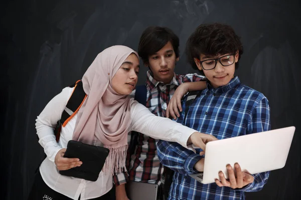 Gruppo Adolescenti Arabi Gruppo Studenti Che Lavorano Insieme Computer Portatile — Foto Stock