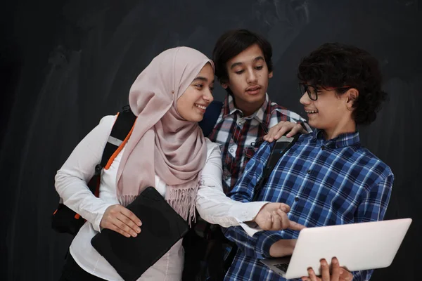 Equipe Adolescentes Árabes Grupo Alunos Trabalhando Juntos Laptop Tablet Conceito — Fotografia de Stock
