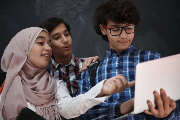 Arabisch Tieners Team Studenten Groep Werken Samen Laptop Tablet Computer — Stockfoto