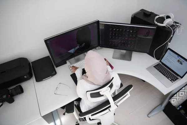 Masaüstü Bilgisayarında Çift Ekran Monitörlü Bilgisayarında Çalışan Kadın Arap Yaratıcı — Stok fotoğraf