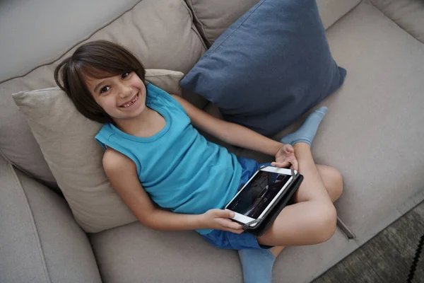 Malý Arabský Chlapec Sedí Pohovce Hraje Hru Digitálním Tabletu Portrét — Stock fotografie