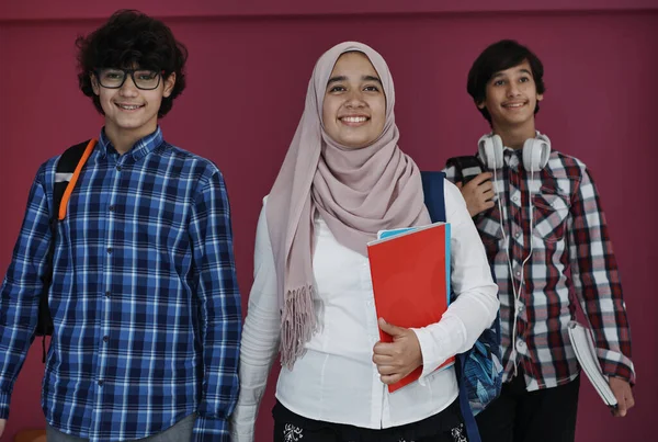 Groupe Adolescents Arabes Équipe Étudiants Marchant Vers Avant Dans Futur — Photo