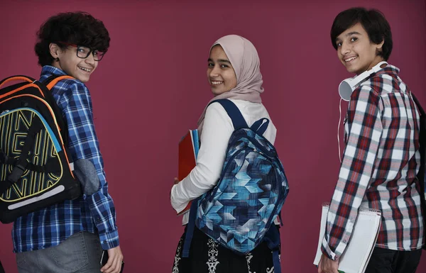 Grupo Adolescentes Árabes Equipe Estudantes Caminhando Para Frente Futuro Volta — Fotografia de Stock