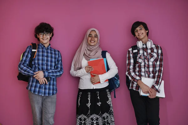 Gruppo Adolescenti Arabi Team Studenti Che Cammina Avanti Futuro Torna — Foto Stock