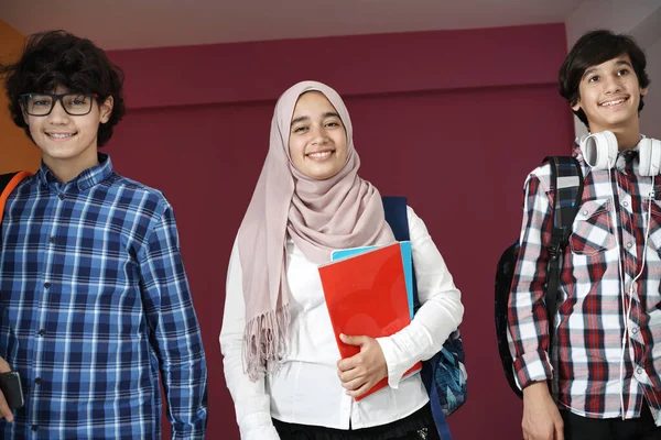 Gruppo Adolescenti Arabi Team Studenti Che Cammina Avanti Futuro Torna — Foto Stock