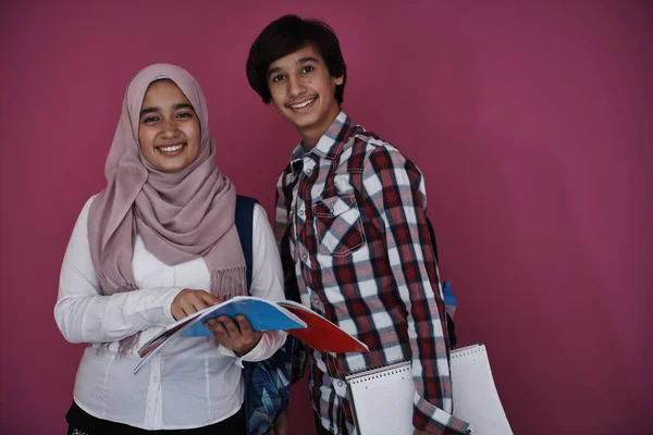 Grupo Adolescentes Árabes Equipe Estudantes Caminhando Para Frente Futuro Volta — Fotografia de Stock