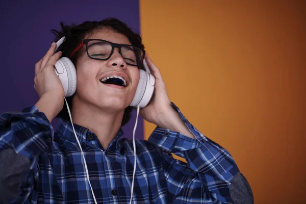 Adolescente Niño Usando Auriculares Escuchando Música Púrpura Fondo — Foto de Stock