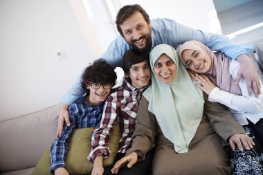 Müslüman aile portresi, modern ev içinde Arap ergen çocuklarla birlikte.