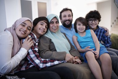 Müslüman aile portresi, modern ev içinde Arap ergen çocuklarla birlikte.