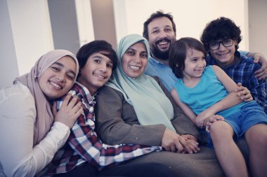 Müslüman aile portresi, modern ev içinde Arap ergen çocuklarla birlikte.