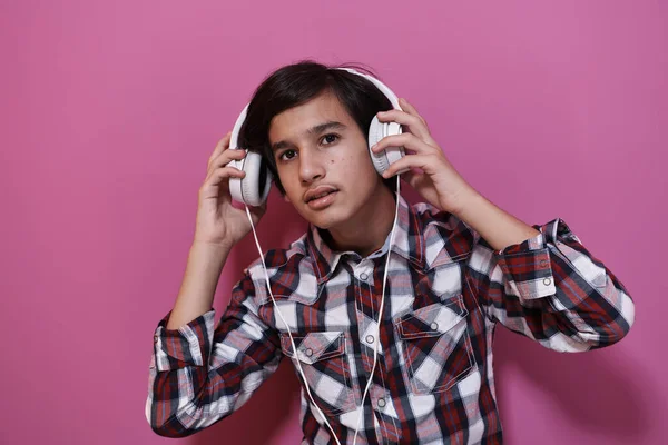 Arabisch Tiener Jongen Dragen Hoofdtelefoon Luisteren Naar Muziek Roze Achtergrond — Stockfoto