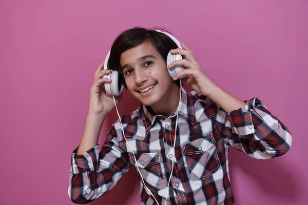 Arabisch Tiener Jongen Dragen Hoofdtelefoon Luisteren Naar Muziek Roze Achtergrond — Stockfoto