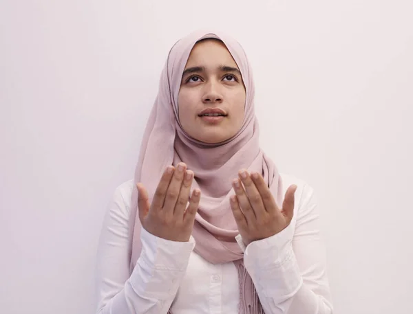 Árabe Muçulmana Roupas Tradicionais Hijab Rezando Namaz Dua Mãos Abertas — Fotografia de Stock