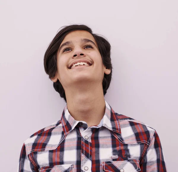 Retrato Adolescente Árabe Olhando Inteligente Vestindo Olhar Escola Casual Isolado — Fotografia de Stock