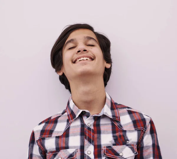 Retrato Adolescente Árabe Olhando Inteligente Vestindo Olhar Escola Casual Isolado — Fotografia de Stock