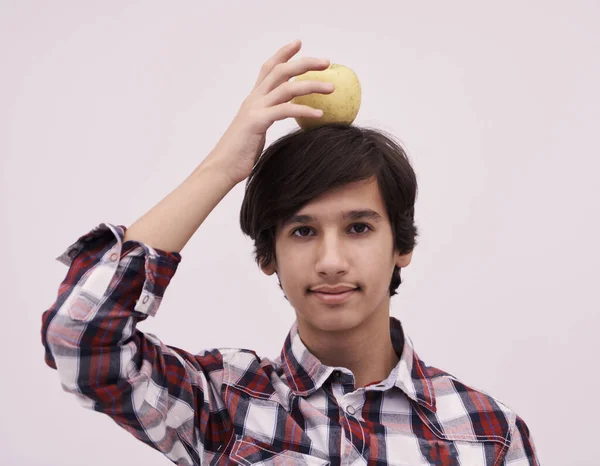 Retrato Joven Adolescente Árabe Con Una Manzana Cabeza Como Blanco — Foto de Stock