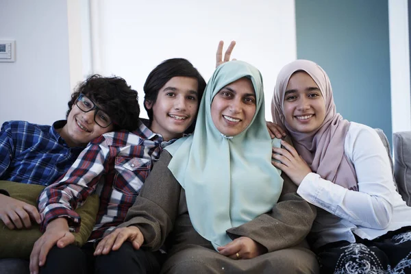 Retrato Familiar Del Medio Oriente Madre Soltera Con Adolescentes Hogar —  Fotos de Stock