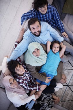 Müslüman aile portresi ve Arap ergen çocuklar modern ev manzarası.