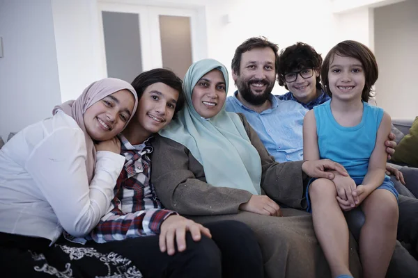 穆斯林家庭肖像画 带有阿拉伯裔青少年 位于现代家庭内部 — 图库照片
