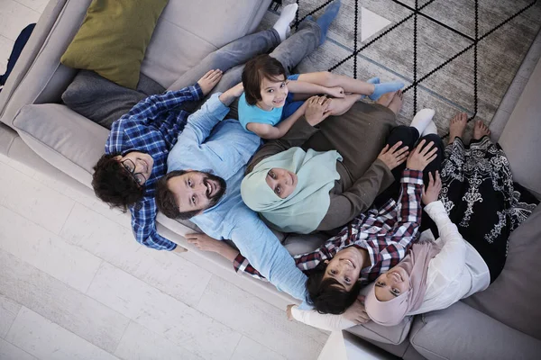 Muslimisches Familienporträt Mit Arabischen Teenagerkindern Modernen Zuhause Von Oben — Stockfoto