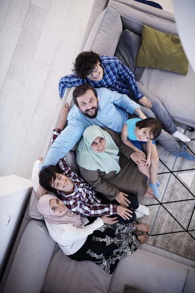Moslim Familieportret Met Arabische Tieners Modern Interieur Bovenaanzicht — Stockfoto