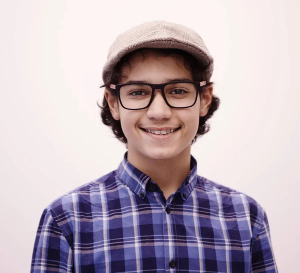 Retrato Adolescente Árabe Aspecto Inteligente Con Gafas Con Sombrero Aspecto —  Fotos de Stock