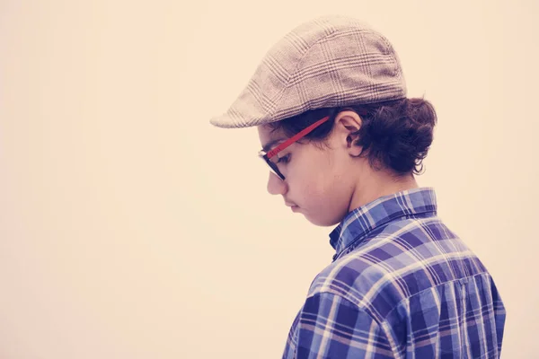 Retrato Adolescente Árabe Aspecto Inteligente Con Gafas Con Sombrero Aspecto —  Fotos de Stock