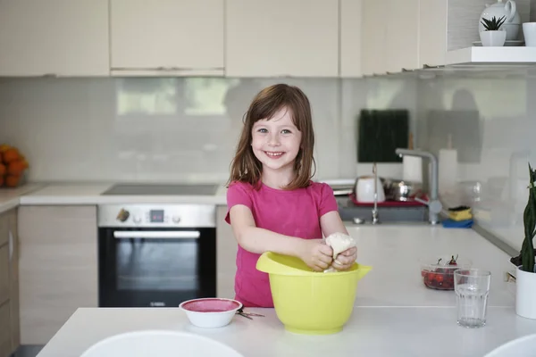 Glückliche Familie Der Küche Die Spiele Spielt Und Kochen Lernt — Stockfoto