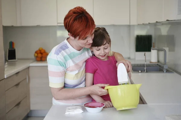 キッチンでゲームをプレイし コロナウイルスCovid 19パンデミック分離中に家にいる間に料理を学ぶ幸せな家族 母と子の娘はケーキとクッキーを準備する — ストック写真