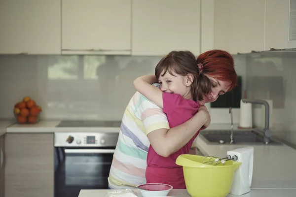 Famille Heureuse Dans Cuisine Jouer Des Jeux Apprendre Cuisiner Tout — Photo