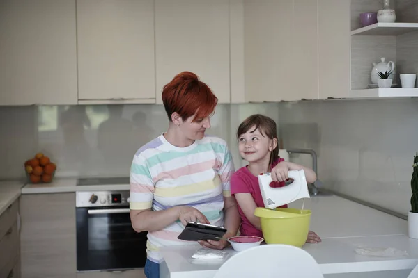 快乐的家庭在厨房里玩游戏 学习做饭 同时呆在家里 在科罗纳维病大流行的隔离期间 妈妈和孩子的女儿在准备蛋糕和饼干 — 图库照片