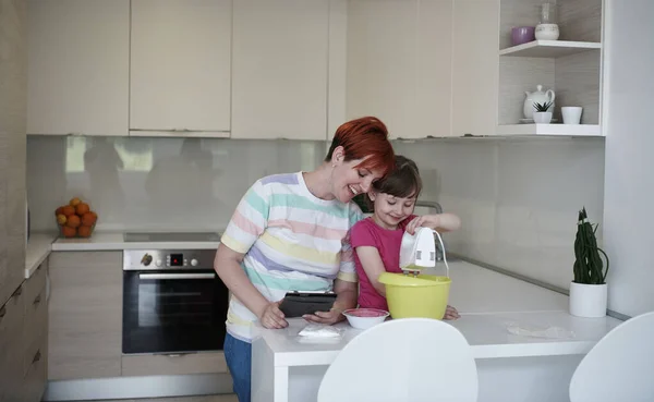 Família Feliz Cozinha Brincando Aprendendo Cozinhar Enquanto Fica Casa Durante — Fotografia de Stock