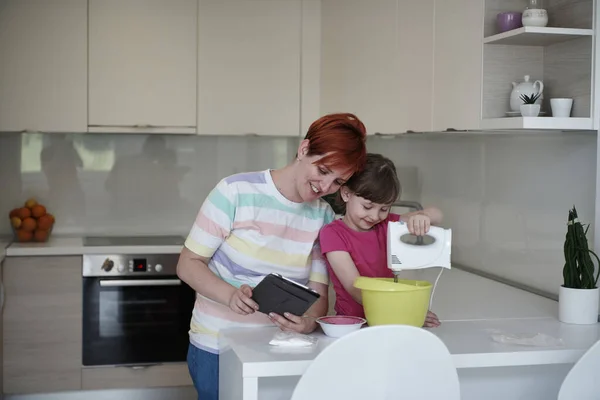 Famille Heureuse Dans Cuisine Jouer Des Jeux Apprendre Cuisiner Tout — Photo