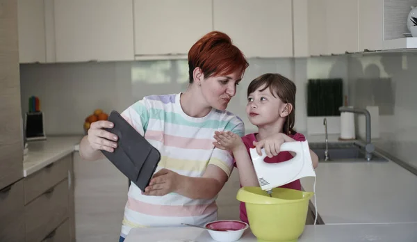 Gelukkige Familie Keuken Spelen Spelletjes Leren Koken Tijdens Een Verblijf — Stockfoto