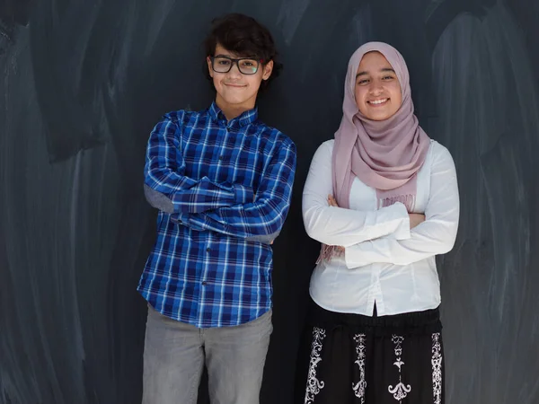 Retrato Jovens Árabes Olhando Inteligentes Contra Fundo Quadro Preto Escola — Fotografia de Stock