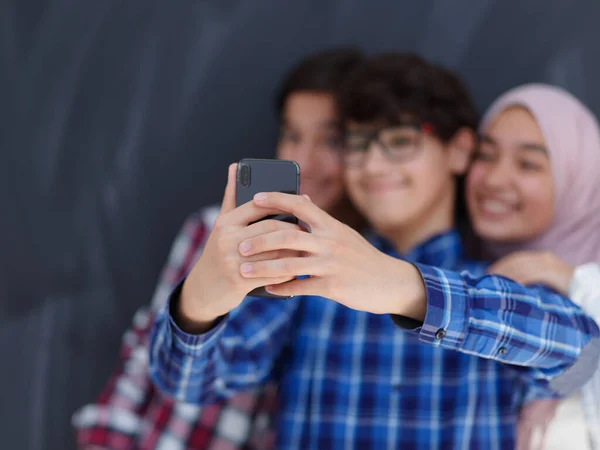 Group Arab Teens Taking Selfie Photo Smart Phone Black Chalkboard — Stock Photo, Image