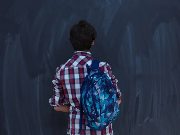 Gündelik Okul Kıyafeti Giyen Arap Ergen Siyah Karatahta Arka Planına — Stok fotoğraf
