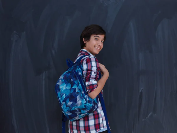평상복 차림의 가방을 배경을 아라파의 청소년 — 스톡 사진