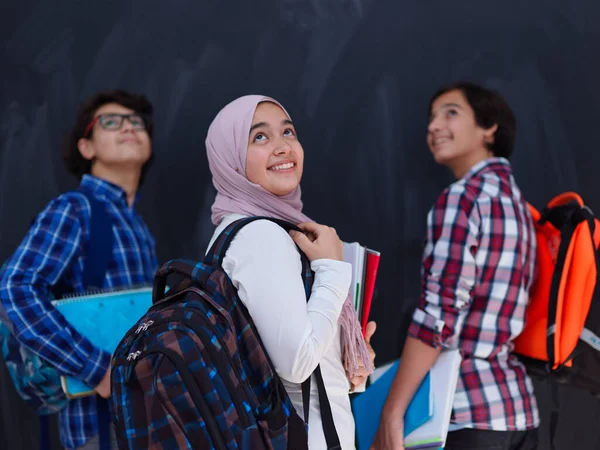 Adolescentes Árabes Estudantes Grupo Retrato Contra Quadro Preto Vestindo Mochila — Fotografia de Stock