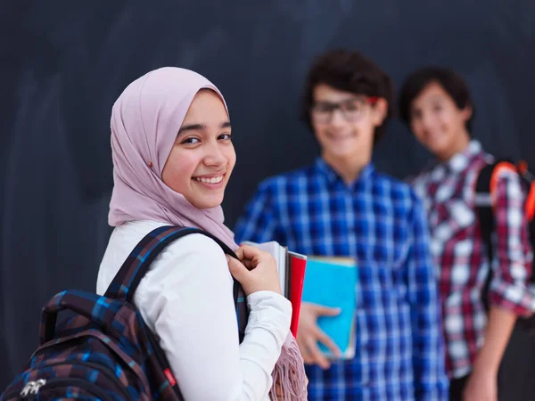 Arabische Tieners Studenten Groepsportret Tegen Zwart Schoolbord Met Rugzak Boeken — Stockfoto