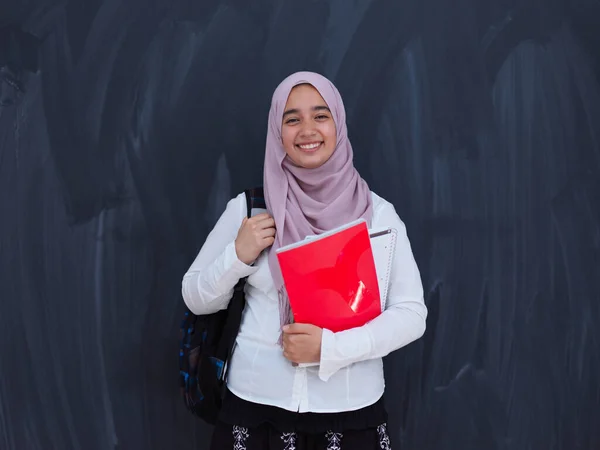 Porträt Einer Glücklichen Studentin Aus Dem Mittleren Osten Gegen Schwarze — Stockfoto