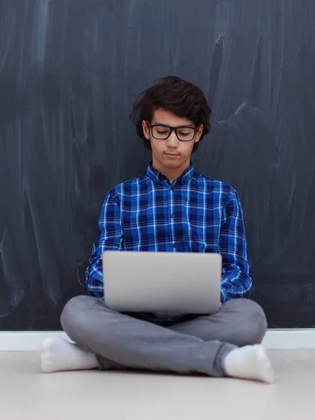 Arabski Nastolatek Pomocą Laptopa Pracy Domowej Oglądać Edukację Online Podczas — Zdjęcie stockowe