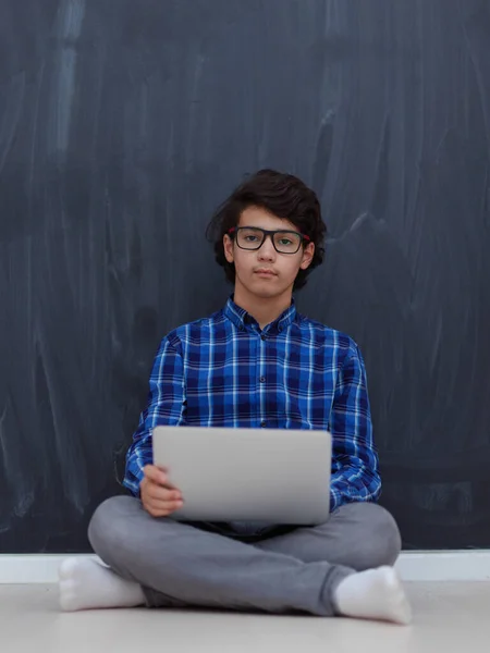 Arabský Teenager Pomocí Notebooku Pracovat Domácí Úkoly Sledovat Online Vzdělávání — Stock fotografie